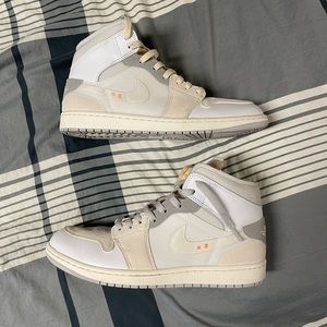 Jordan 1 Mid SE “Inside Out” Size 11 Mens Extra Laces and box Included.